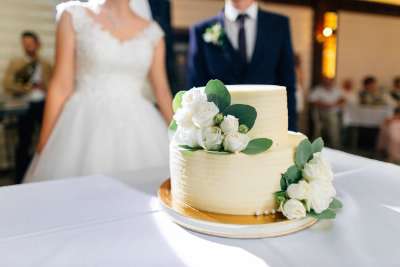 Musique pièce montée mariage : le guide pour une entrée qui fait vibrer la salle